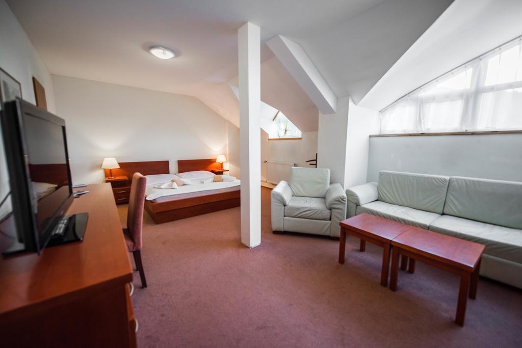 Plejsy Hotel Krompachy Esterno foto